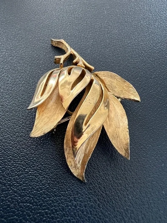 Crown Trifari Gold Tone Flower Brooch - Picture 3 of 6